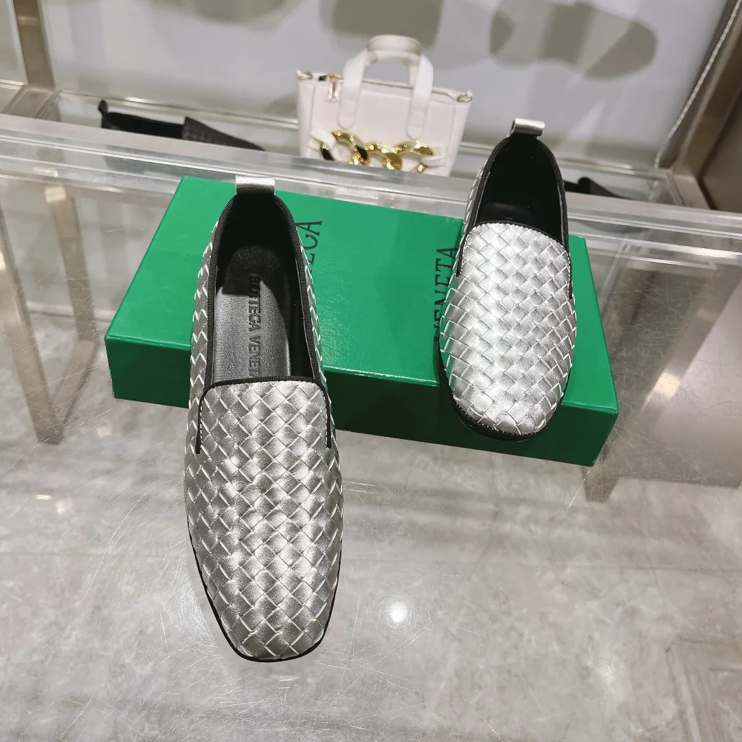 [BV] Top P: 760💰Size for couples: 35-44 (Female 40, Male 38 45, custom-made and non-returnable) (Bottega Veneta) Genuine leather outsole classic woven beanie shoes, two-wear heel set Blessed are the little feet👣👣Comfortable casual shoes that can be worn all year round, made of imported first-layer sheepskin➕fine-quality sheepskin leather, imported sheepskin lining, luxury genuine leather outsole [rose][rose], Bottega Veneta is an Italian luxury brand. Made using traditional Italian leather craftsmanship. .